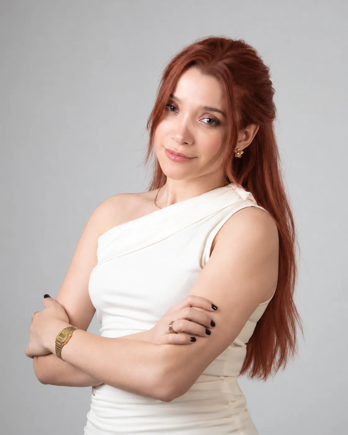 Amanda Tallya de blusa branca, de braços cruzados