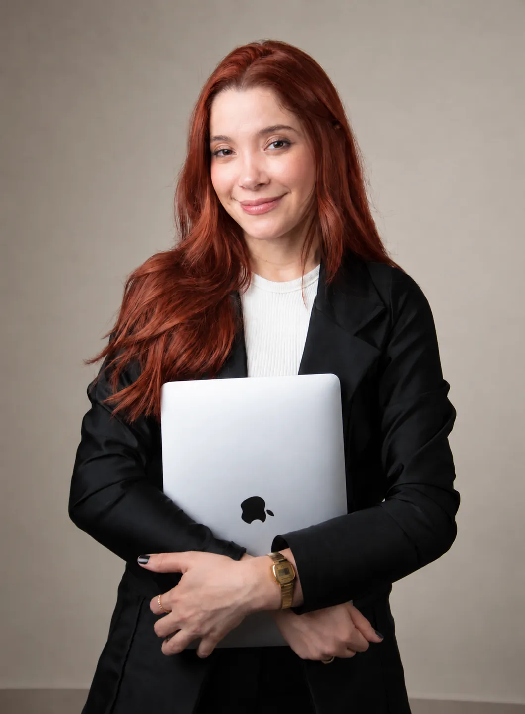 Amanda Tallya sorrindo e segurando um notebook